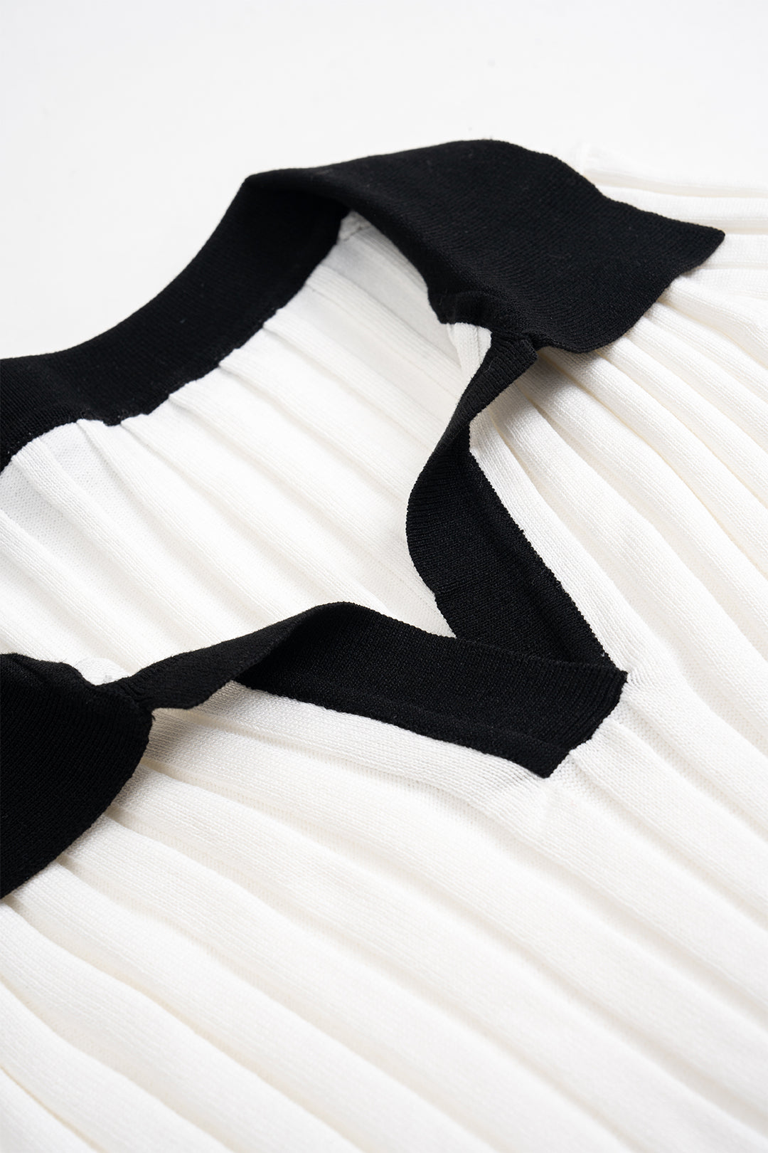 Knit Contrast V-Neck Short-Sleeve Top