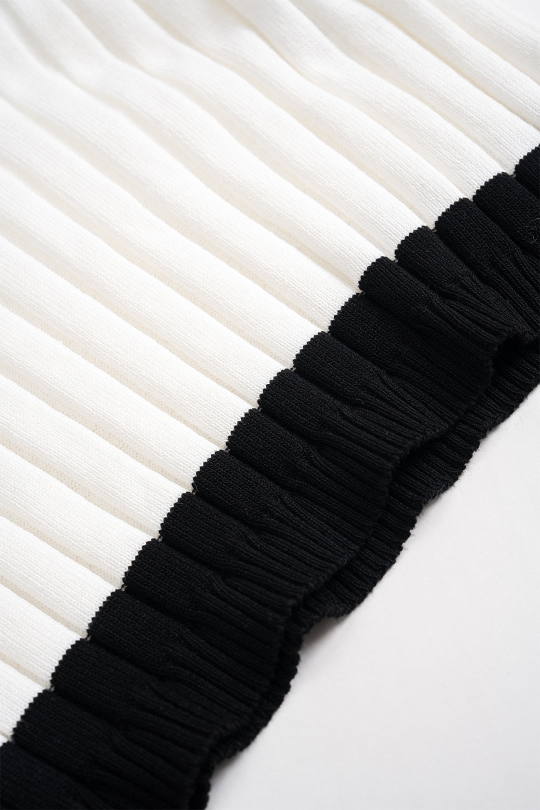 Knit Contrast V-Neck Short-Sleeve Top